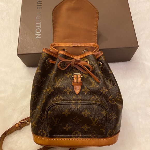 Louis Vuitton - Picture 3 of 9